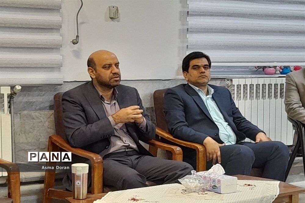 بازدید رئیس آموزش و پرورش ناحیه سه از دبیرستان حضرت زینب(س)