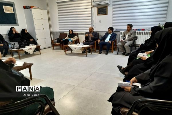 بازدید رئیس آموزش و پرورش ناحیه سه از دبیرستان حضرت زینب(س)