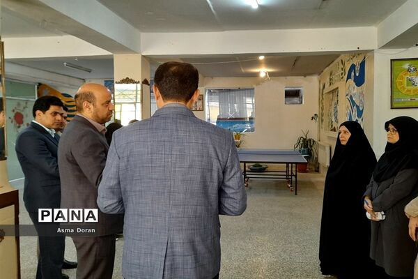 بازدید رئیس آموزش و پرورش ناحیه سه از دبیرستان حضرت زینب(س)