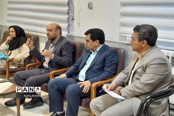 بازدید رئیس آموزش و پرورش ناحیه سه از دبیرستان حضرت زینب(س)