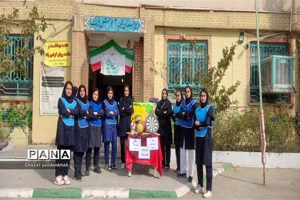 مسابقات طناب کشی در دبیرستان نفیسه خوشنیت یک