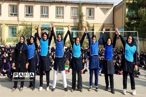 مسابقات طناب کشی در دبیرستان نفیسه خوشنیت یک