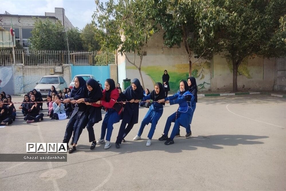 مسابقات طناب کشی در دبیرستان نفیسه خوشنیت یک
