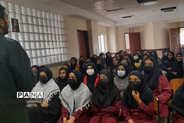 مراسم گرامیداشت هفته پدافند غیرعامل در دبیرستان دخترانه شهید سردار سلیمانی شهرستان فیروزکوه