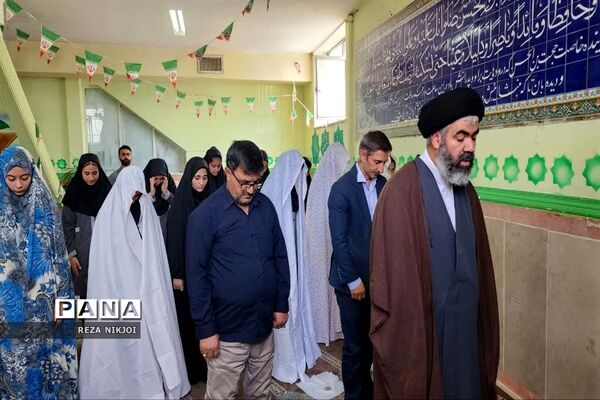 دیدار چهره به چهره و صمیمانه امام جمعه بخش گلستان با دانش‌آموزان آموزشگاه سمیه ناحیه یک بهارستان