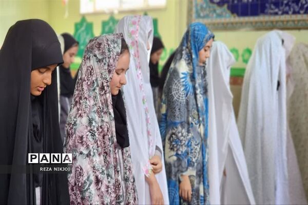 دیدار چهره به چهره و صمیمانه امام جمعه بخش گلستان با دانش‌آموزان آموزشگاه سمیه ناحیه یک بهارستان