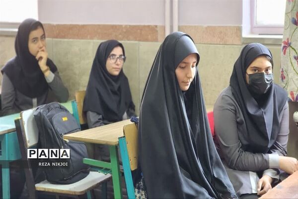 دیدار چهره به چهره و صمیمانه امام جمعه بخش گلستان با دانش‌آموزان آموزشگاه سمیه ناحیه یک بهارستان