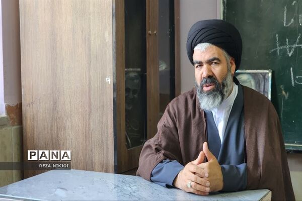 دیدار چهره به چهره و صمیمانه امام جمعه بخش گلستان با دانش‌آموزان آموزشگاه سمیه ناحیه یک بهارستان