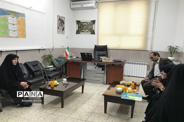 بازدید معاون پرورشی و تربیت‌بدنی  اداره ناحیه ۳ مشهد از دبیرستان شاهد ارض اقدس