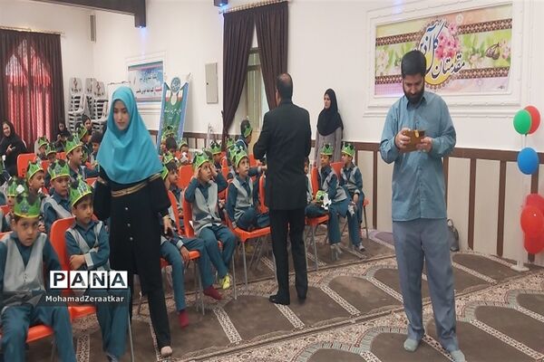 جشن قرآن در دبستان شاهد آقا مصطفی خمینی (ره)کاشمر