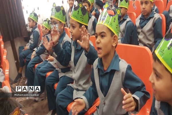 جشن قرآن در دبستان شاهد آقا مصطفی خمینی (ره)کاشمر