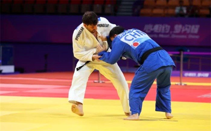 نقره پاراجودو ایران بر گردن غلامی