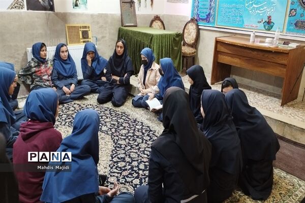 برگزاری حلقه صالحین دانش‌آموزی در دبیرستان حجاب ملارد