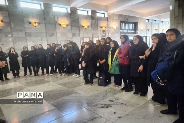 بازدید دانش‌آموزان دبیرستان مهشید مصلی نژاد از آرامگاه فردوسی
