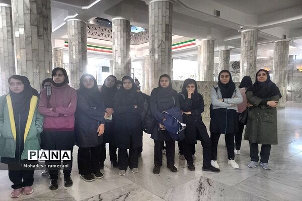 بازدید دانش‌آموزان دبیرستان مهشید مصلی نژاد از آرامگاه فردوسی