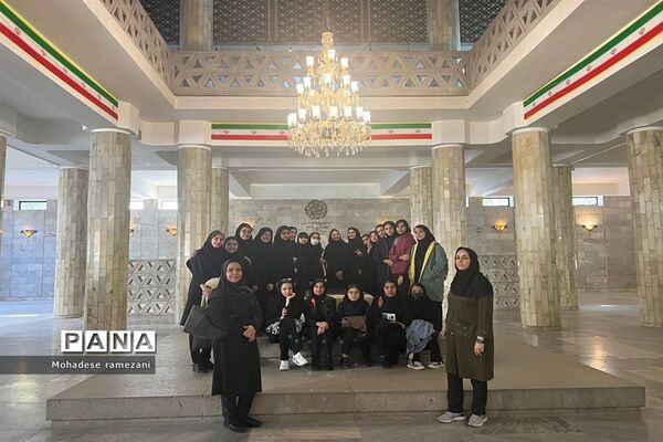 بازدید دانش‌آموزان دبیرستان مهشید مصلی نژاد از آرامگاه فردوسی