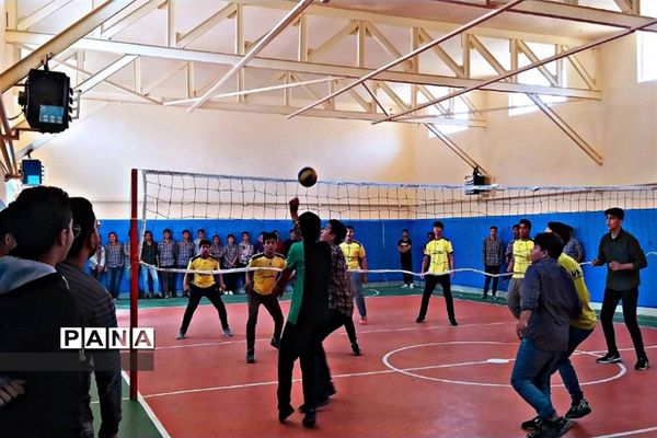 مسابقات فوتبال و والیبال به‌مناسبت هفته تربیت‌بدنی در مدرسه شهید بهشتی