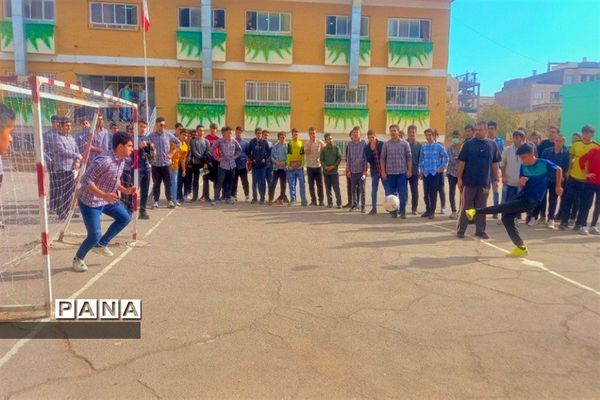 مسابقات فوتبال و والیبال به‌مناسبت هفته تربیت‌بدنی در مدرسه شهید بهشتی