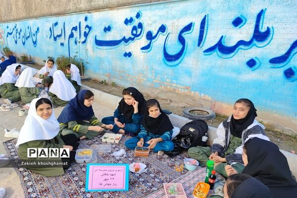 جشنواره غذای سالم و اردوی درون مدرسه‌ای در مدرسه شهید خاقانی شهرستان شیروان