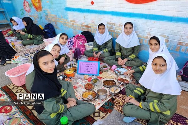 جشنواره غذای سالم و اردوی درون مدرسه‌ای در مدرسه شهید خاقانی شهرستان شیروان