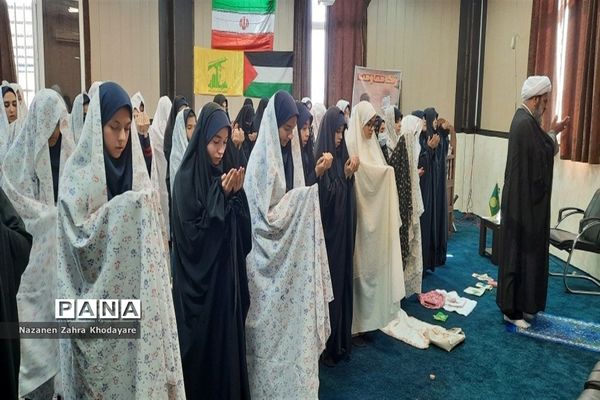 برگزاری نماز جماعت و نشست تبیینی با حضور دانش‌آموزان مدرسه هیات امنایی فرزانگان