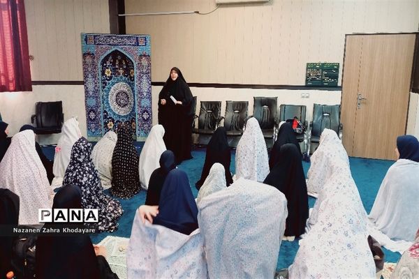 برگزاری نماز جماعت و نشست تبیینی با حضور دانش‌آموزان مدرسه هیات امنایی فرزانگان