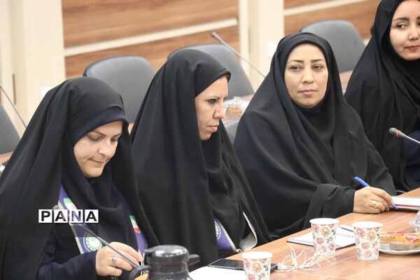 نشست هم‌اندیشی کارشناسان نواحی مشهد و تبادکان در خصوص ایام الله 13 آبان