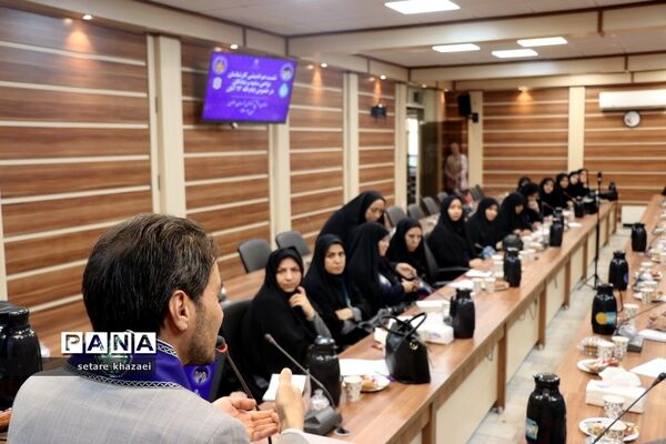 نشست هم‌اندیشی کارشناسان نواحی مشهد و تبادکان در خصوص ایام الله 13 آبان