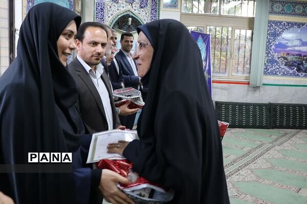 مراسم تقدیر از معلمان و دانش‌آموزان جهادی در ناحیه دو ری