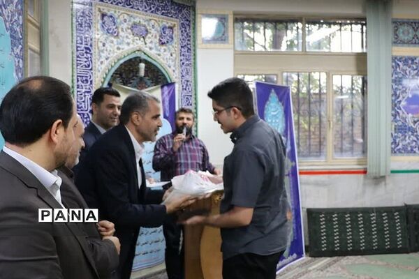 مراسم تقدیر از معلمان و دانش‌آموزان جهادی در ناحیه دو ری