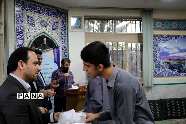 مراسم تقدیر از معلمان و دانش‌آموزان جهادی در ناحیه دو ری
