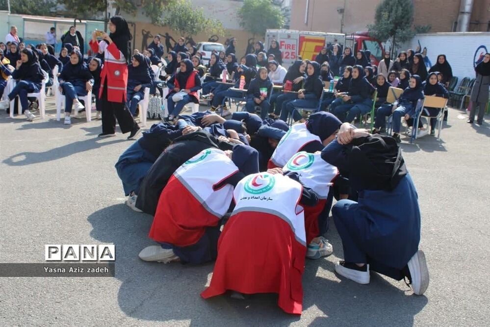 آیین نواختن زنگ پدافند غیرعامل در مدرسه موفقیان یک شهرستان بهارستان