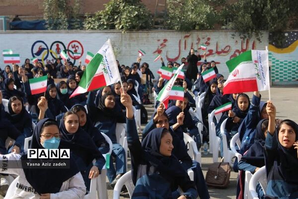آیین نواختن زنگ پدافند غیرعامل در مدرسه موفقیان یک شهرستان بهارستان