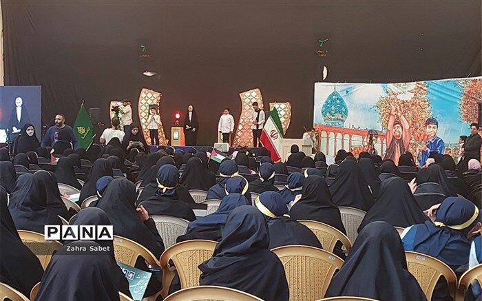 گردهمایی دانش‌آموزان شیرازی در اولین سالگرد شهدای دانش‌آموز حادثه تروریستی حرم مطهر شاهچراغ(ع)