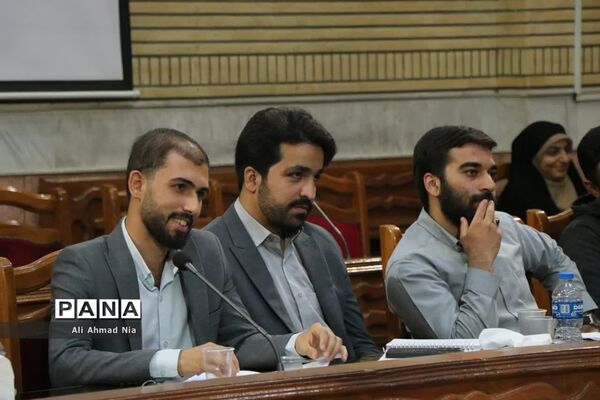 نشست استاندار قم با دبیران تشکل‌های دانشجویی
