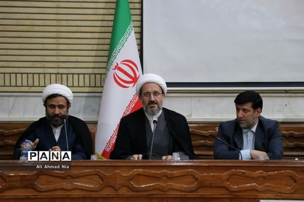 نشست استاندار قم با دبیران تشکل‌های دانشجویی