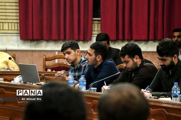 نشست استاندار قم با دبیران تشکل‌های دانشجویی