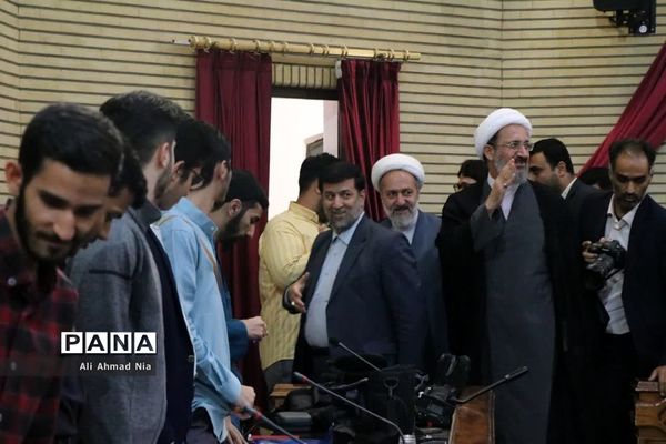 نشست استاندار قم با دبیران تشکل‌های دانشجویی