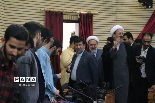 نشست استاندار قم با دبیران تشکل‌های دانشجویی