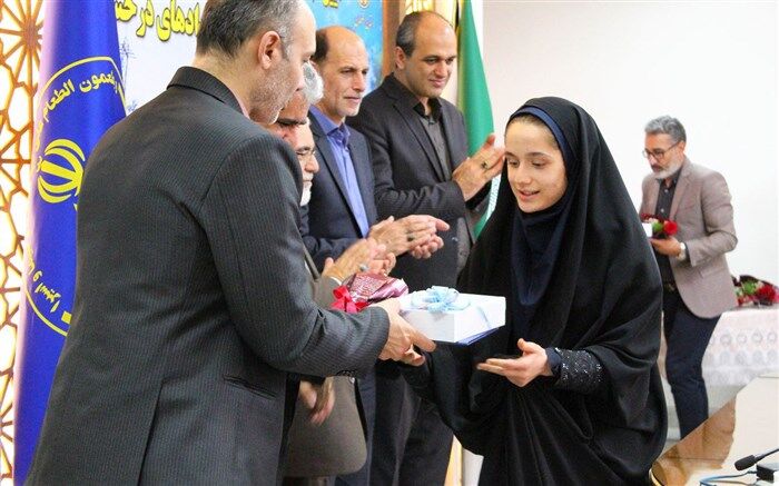 آیین تجلیل از برترین‌های کنکور و سمپاد در کمیته امداد امام خمینی (ره)/فیلم
