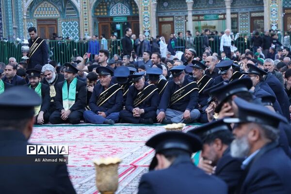 آیین نصب پرچم سیاه بر گنبد حرم حضرت معصومه(س)