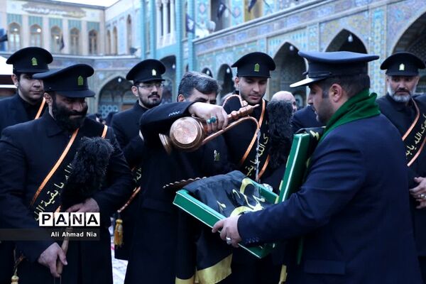 آیین نصب پرچم سیاه بر گنبد حرم حضرت معصومه(س)