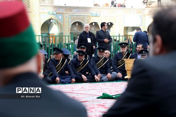 آیین نصب پرچم سیاه بر گنبد حرم حضرت معصومه(س)