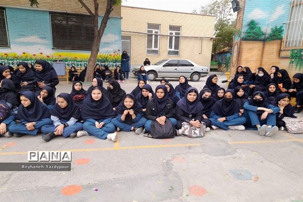 برگزاری مسابقه مادر دختری در دبیرستان استاد شهریار