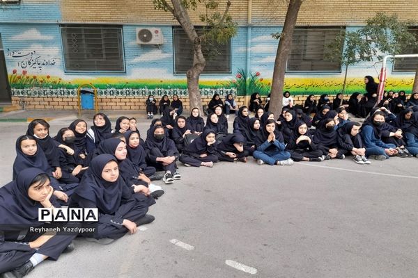 برگزاری مسابقه مادر دختری در دبیرستان استاد شهریار