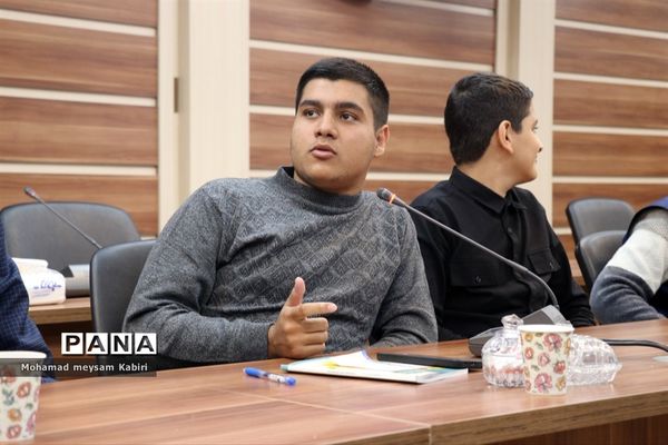 نشست هم‌اندیشی دانش‌آموزان پیشتاز جهادی در خصوص ایام الله 13 آبان