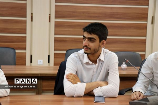 نشست هم‌اندیشی دانش‌آموزان پیشتاز جهادی در خصوص ایام الله 13 آبان