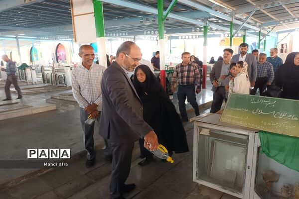 غبارروبی و عطر افشانی مزار مطهر شهدای مدرسه شهید پیروز بهبهان