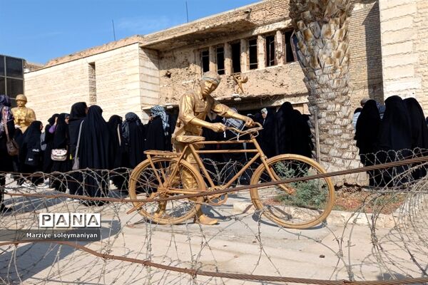 بازدید دانش‌آموزان اصفهانی شرکت کننده در اردوی راهیان نور از موزه ملی دفاع مقدس شهر خرمشهر
