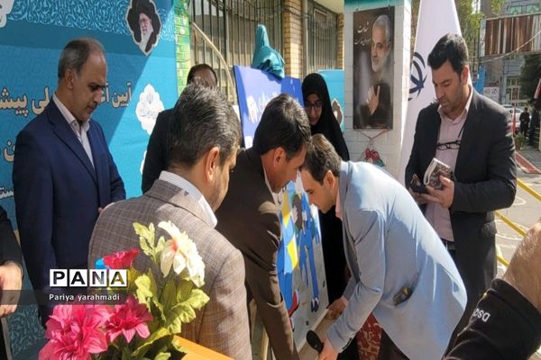 مراسم آغاز طرح ملی پیشگیری از پوسیدگی دندان دانش‌آموزان در دبستان محدثه شاهد شهرستان ورامین